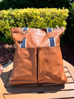 👜 Coach Leather Tote Bag – Classic Style Meets Everyday Function