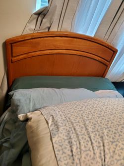 Gently used Twin bed with wood headboard & mattress & box spring combo