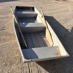 12’ Aluminum Jon Boat . Trolling Motor. Anchor