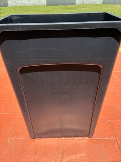Rubbermaid recycling bin