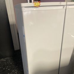 Frigidaire Freezer 🥶🥶🥶🥶