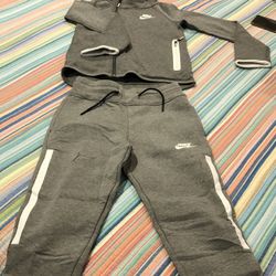 Nike Girls (not Woman’s Fit) Fleece Zip Outfit