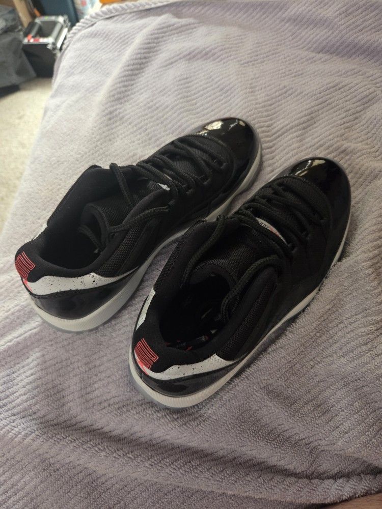 AIR JORDAN XI LOW
INFRARED 23 size 9.5