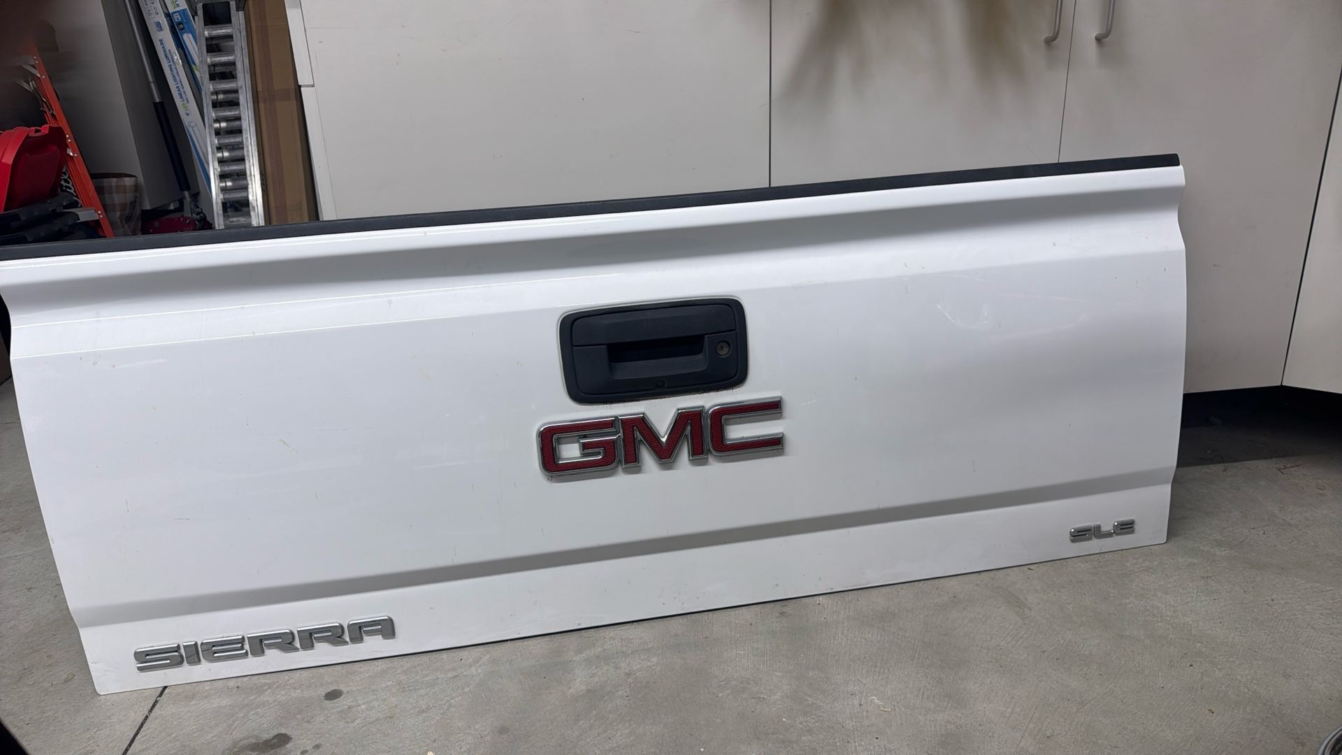 2015 GMC Tail Gate With Back Up Camara
