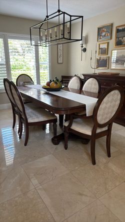 Dining room set by Broyhill