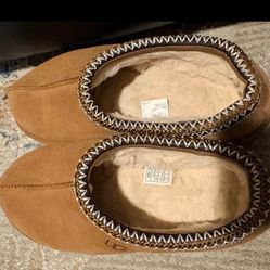 Pantuflas ugg en talla 9 y tengo otra en talla 8 de las mismas