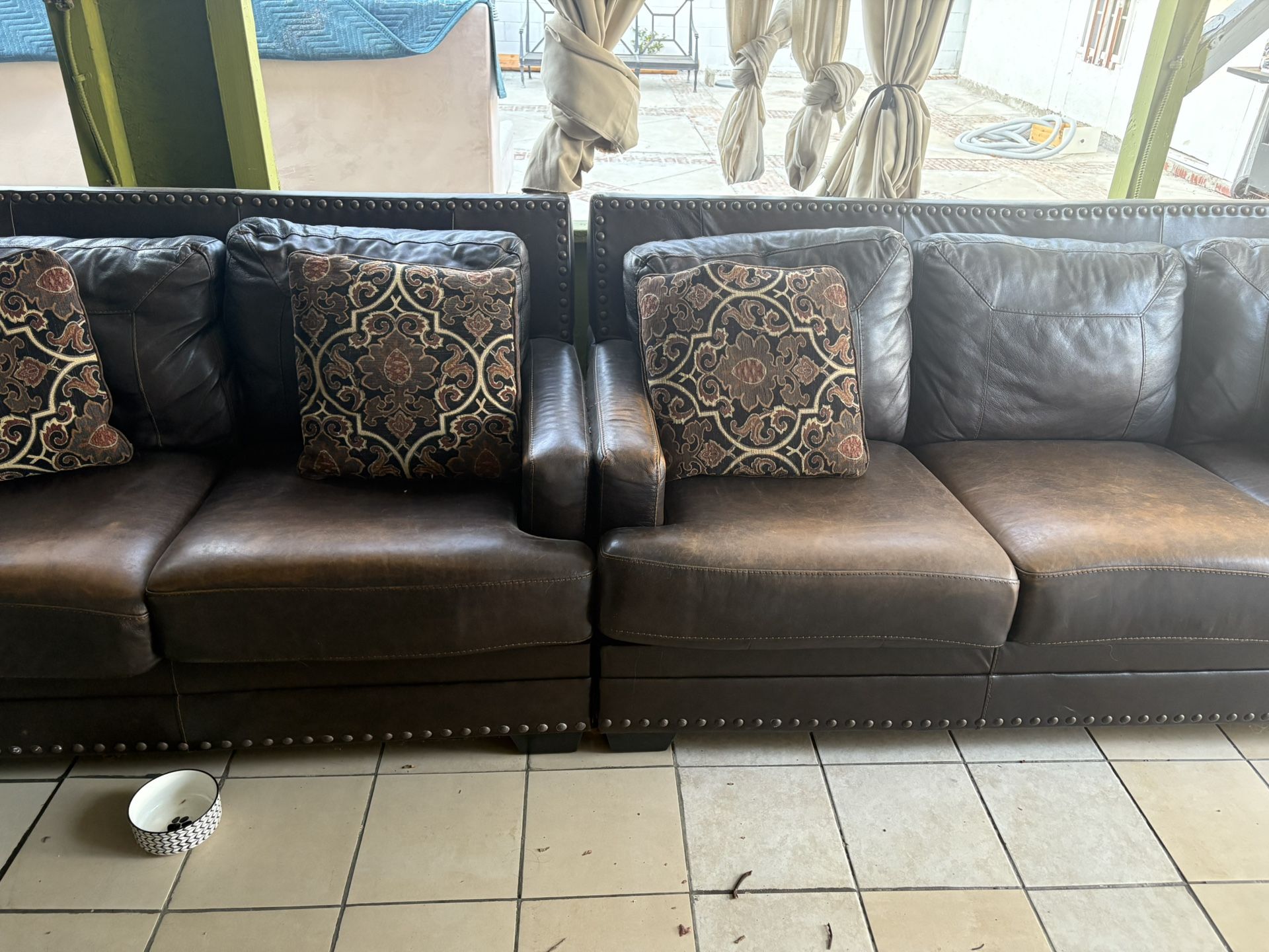 Sofá/ Couch .. Leather