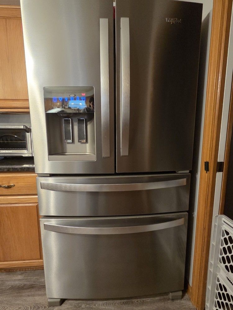 Whirlpool refrigerator freezer.. Good condition..