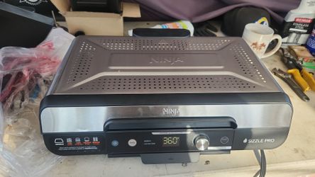 Ninja Sizzle Pro XL 8-Serving Electric Indoor Griddle & Grill, 20-Inch Plates, Edge-to-Edge Heating, GX100, Silver/Black