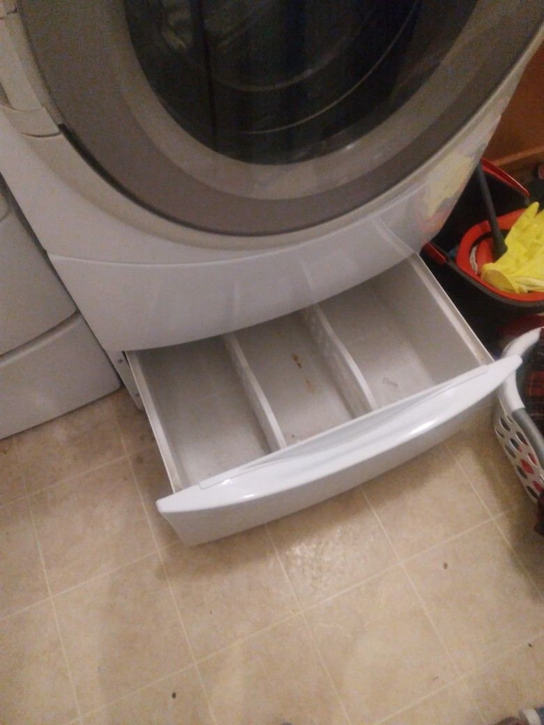 Whirlpool Duet Washer And Dryer Set On Pedestals W/ Shoe Rack for Sale in Lake Elsinore, CA