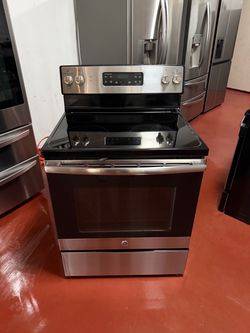 GE electric stove, 220v, like new, in perfect working condition. Delivery and installation available with a 3-month warranty.