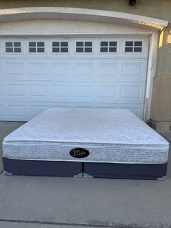 Pillows Top King Size Mattress
Brand: Gold Star
Dimensions: 80”x76”
Thickness is 10”
In good condition ---
Great work
Located in North Fontana