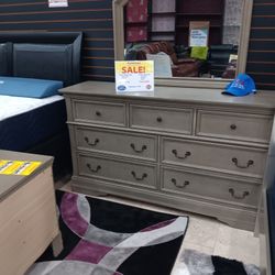 *Weekend Special*---Frisco Charming Queen/King Bed And Dresser/Mirror Sets---Starting At $699---Delivery And Financing 👏