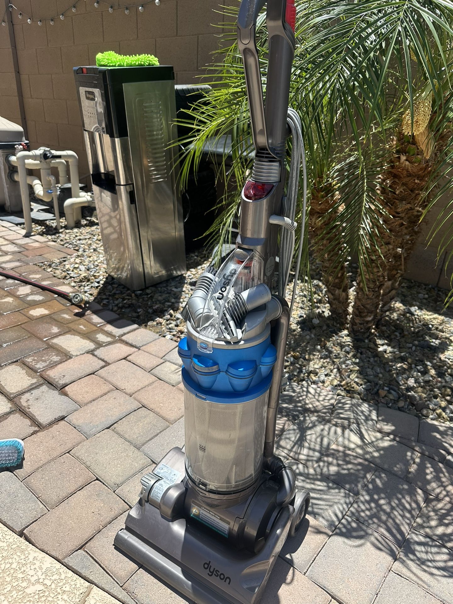 DYSON VACUUM CLEANER.