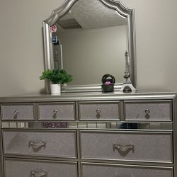 Dresser with Mirror And Nightstand 