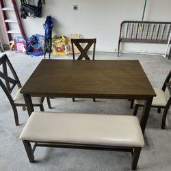 Dining/kitchen Table