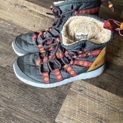 Women’s Size 8 Waterproof Boots