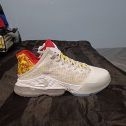 Brand New And Original Men's Nike Air LeBron James Sneakers Size 11.5 