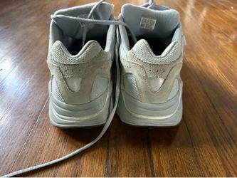 Yeezy 700 “hospital blue”