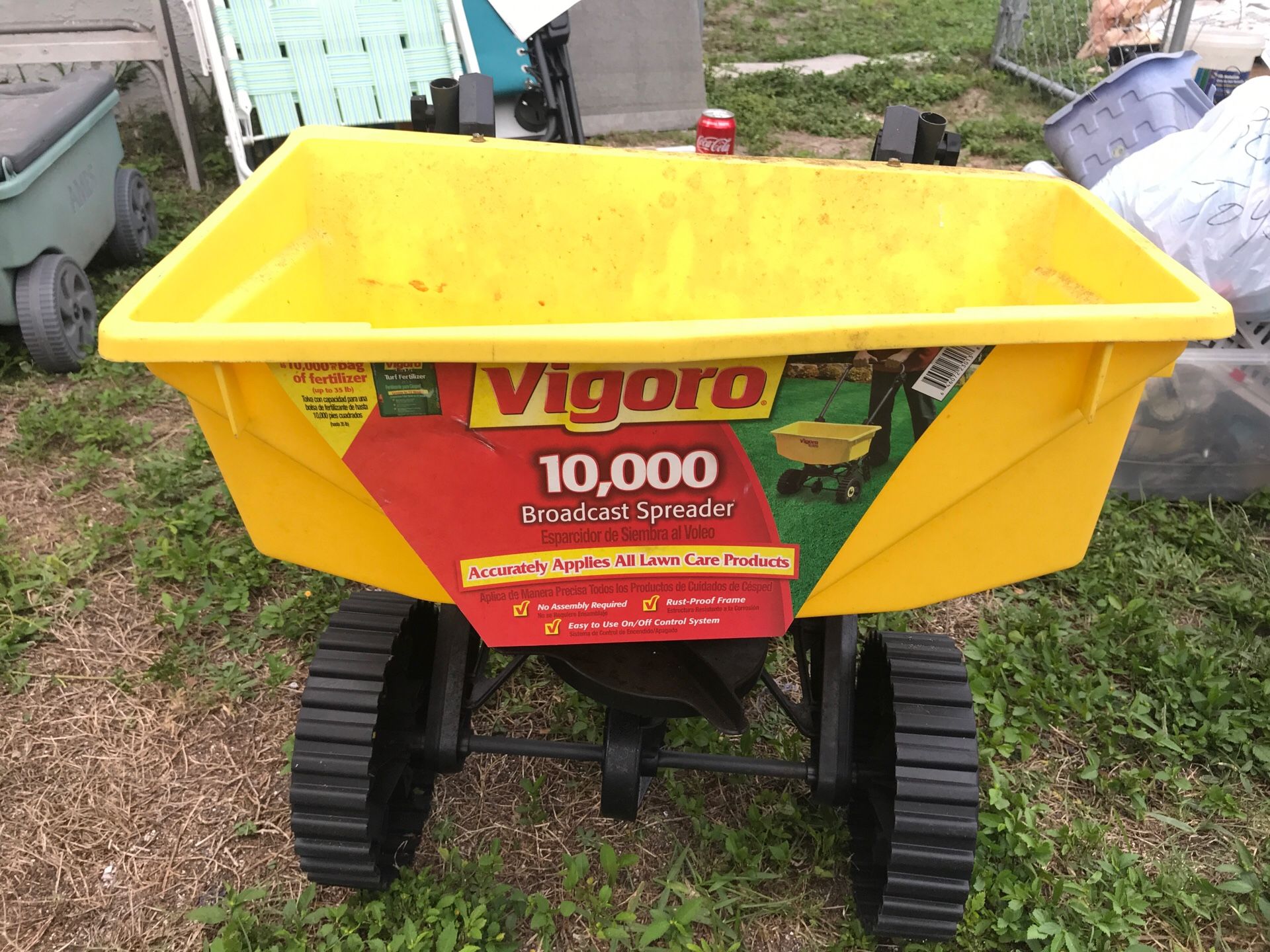 Vigoro broadcast spreader