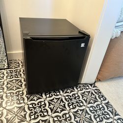 Kenmore 1.7 cu ft Refrigerator 