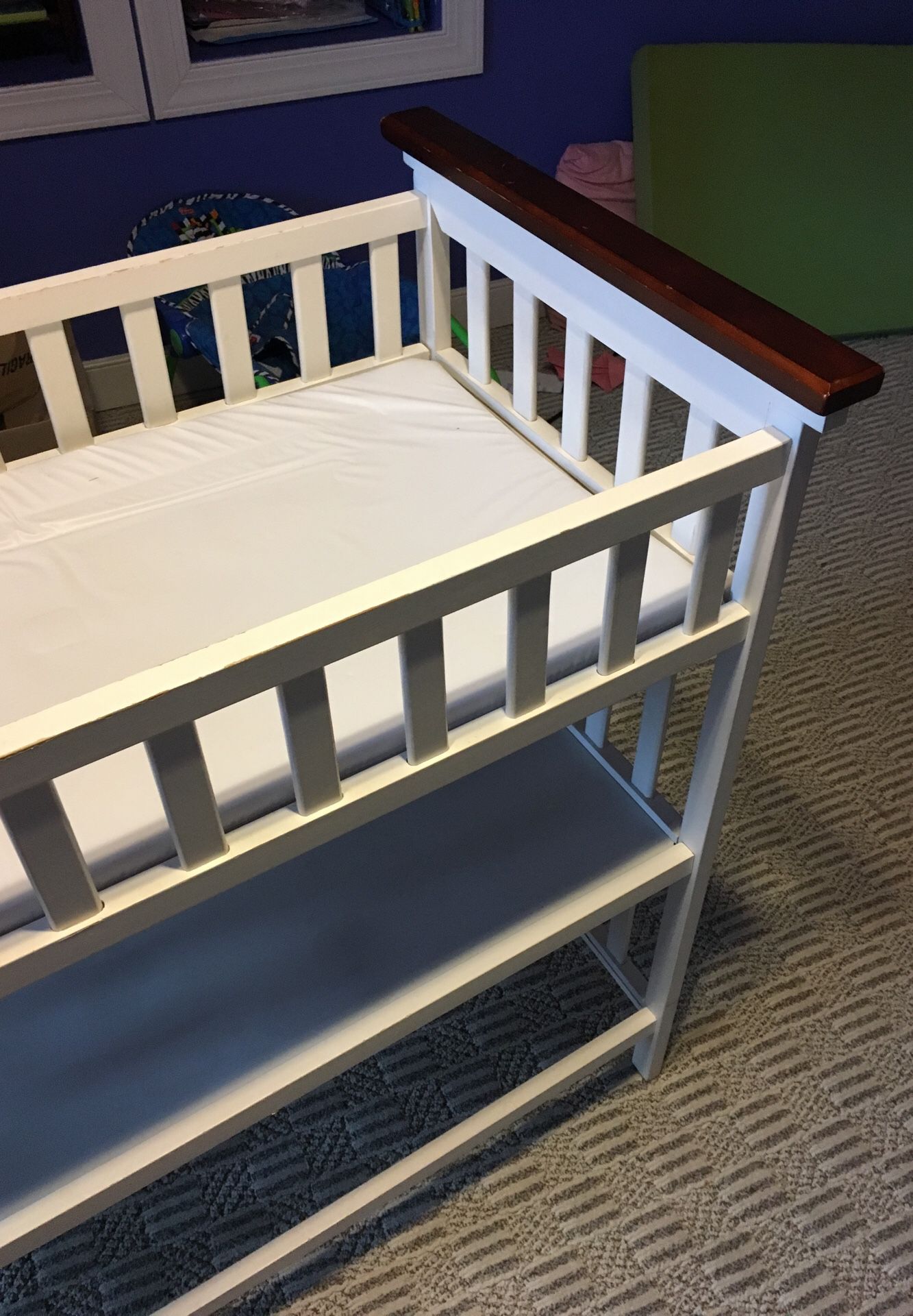 Baby changing table with storage shelf