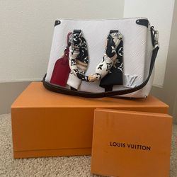 White Louis Vuitton Handbag Purse with Scarf Luxury Bag Micheal Kors Dior Tote