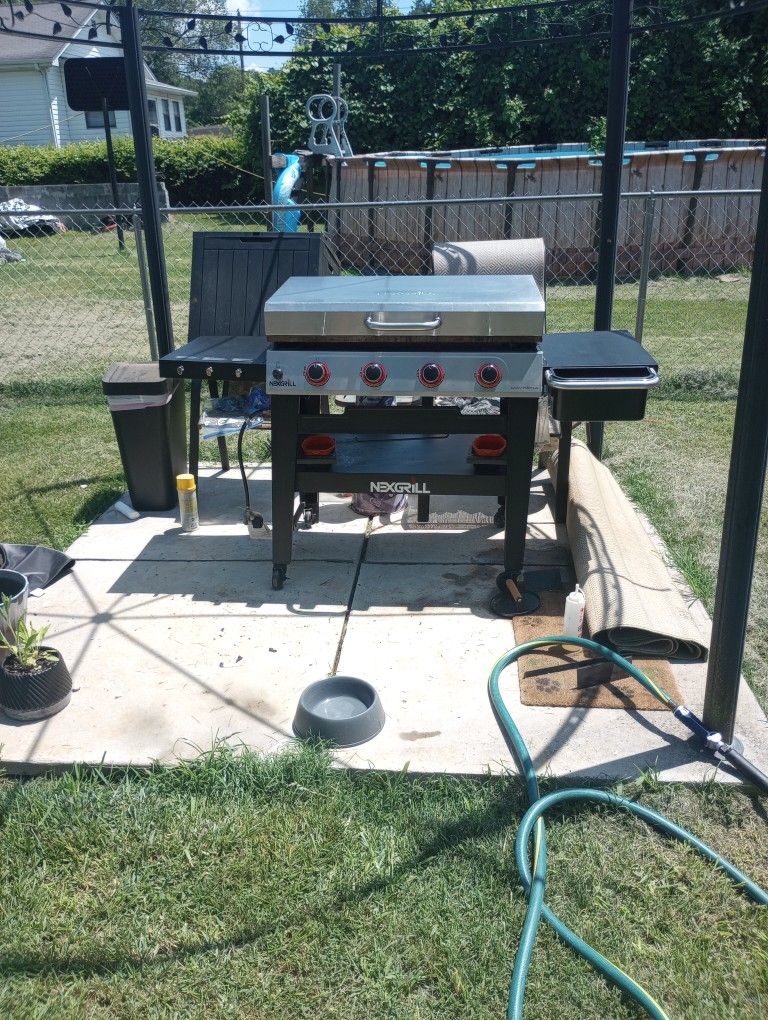4 Burner Nexgrill Flat Top Grill....