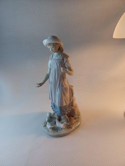 LLADRO SPAIN 5156 GIRL FEEDING DOVES BIRDS FINE PORCELAIN FIGURINE  11" TALL