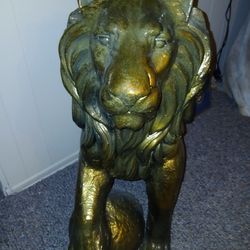 LG DECORATOR LION FORM PLASTER SCULPTURE W GILT FINISH.