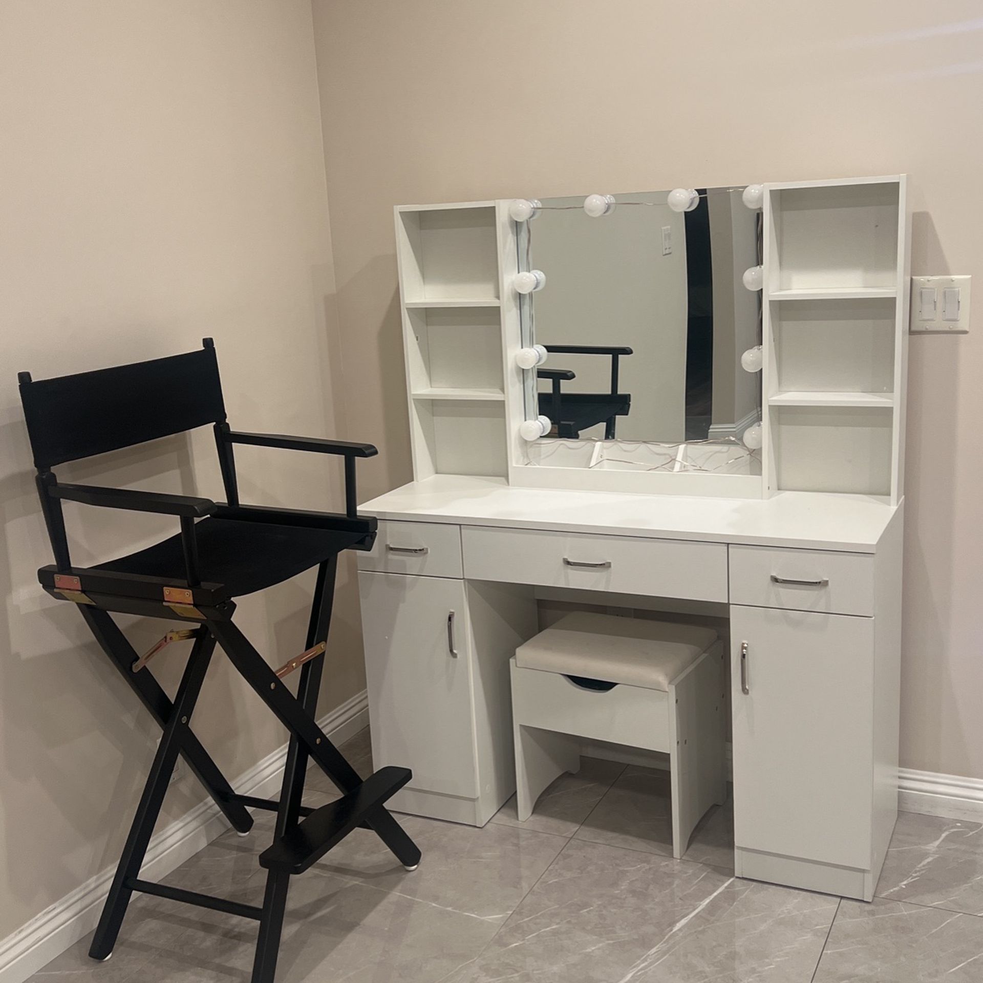 Make up desk with chair