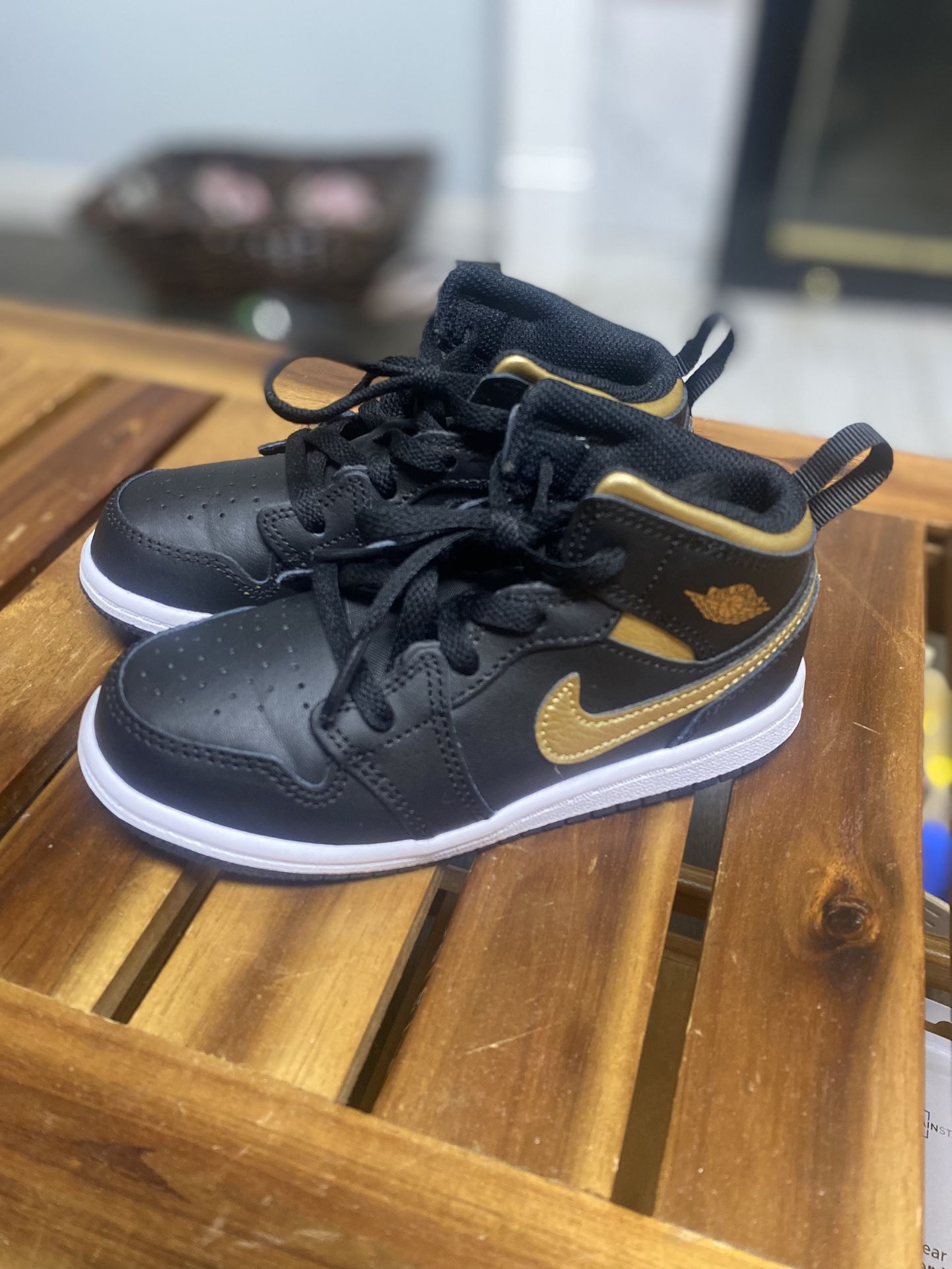 Jordan AJ 1 Mid Kids Size 9.5