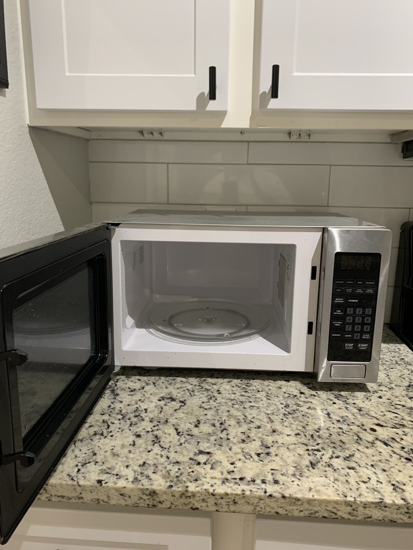 Magic Chef 0.9 Cu.Ft. 900 W Countertop Microwave Oven With Stainless Steel Front