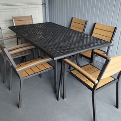 Outdoor patio table and 6 chairs