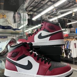 Air Jordan 1 Mid Chicago Toe