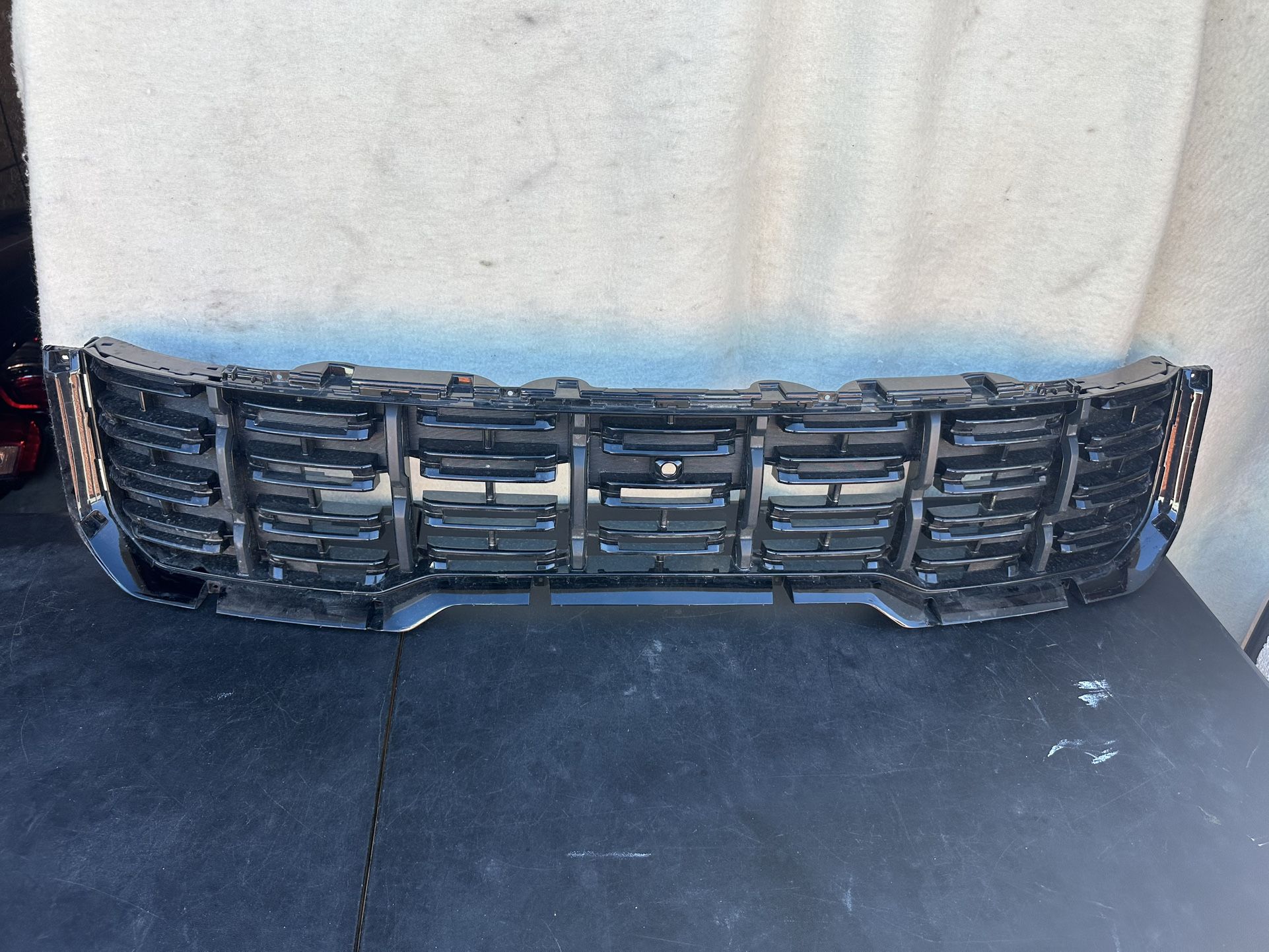 2024 -2025 KIA SORENTO FRONT GRILLE OEM