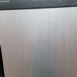 DISHWASHER  stainless Steel. FRIGIDAIRE. STANDARD SIZE