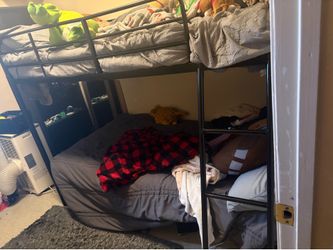 Twin bunk bed