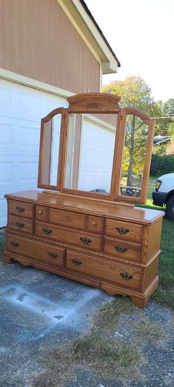 Dresser with mirror in excellent condition