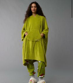 American Eagle The Grinch Oversized Hoodie Blanket