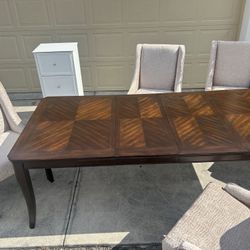 Dining Table w/5 Chairs & 2 Leaves