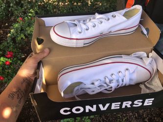 Men’s 7 women’s 9 converse white an red