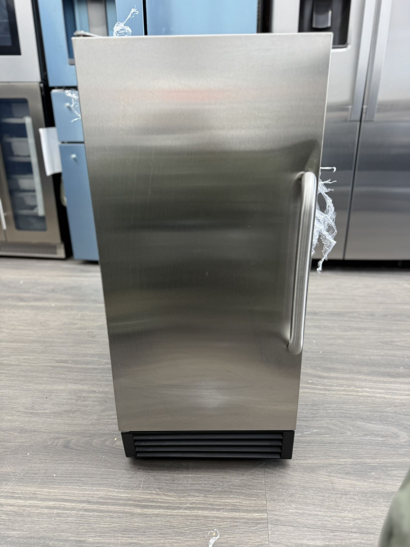 Summit BIM44GADA 14 1/2"W Full Cube Undercounter Ice Machine - 50 lbs/day, Air Cooled, ADA, Pump Dra