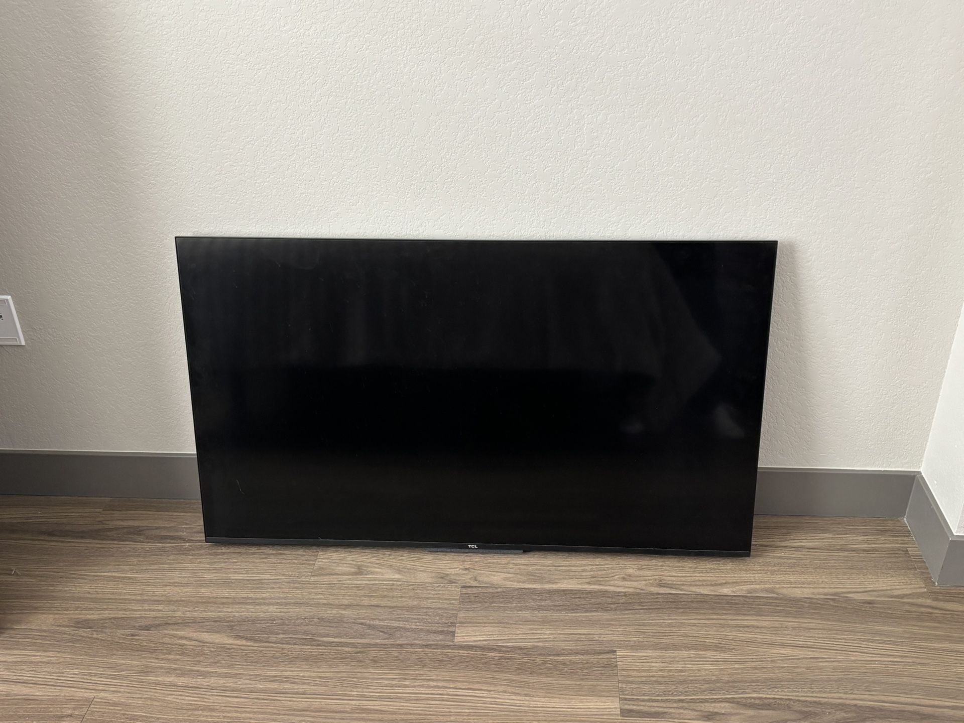 TCL 50” Smart Tv With Stand And Wall Mount