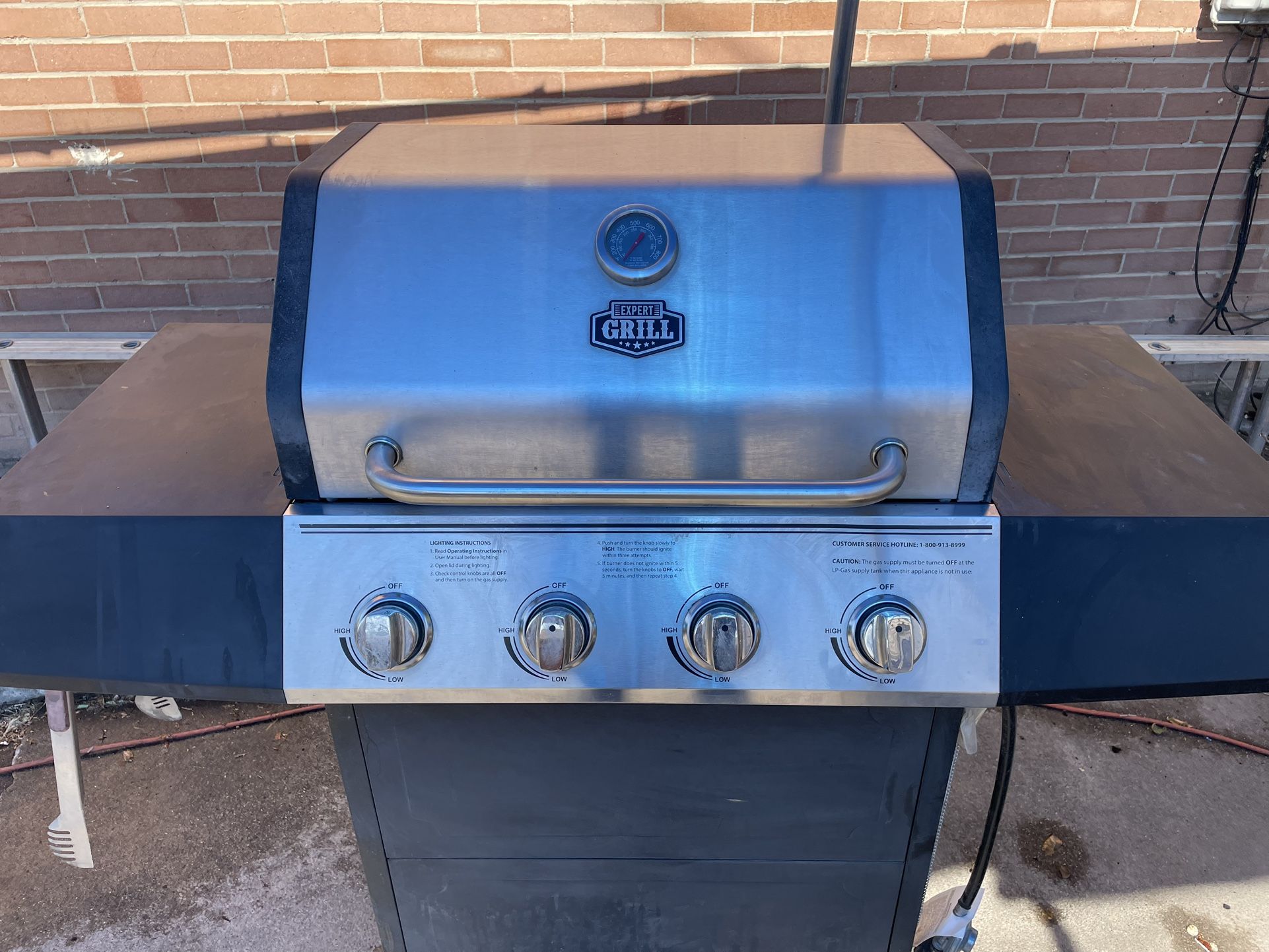GRILL/BBQ. (like new) Propane Tank and cover included