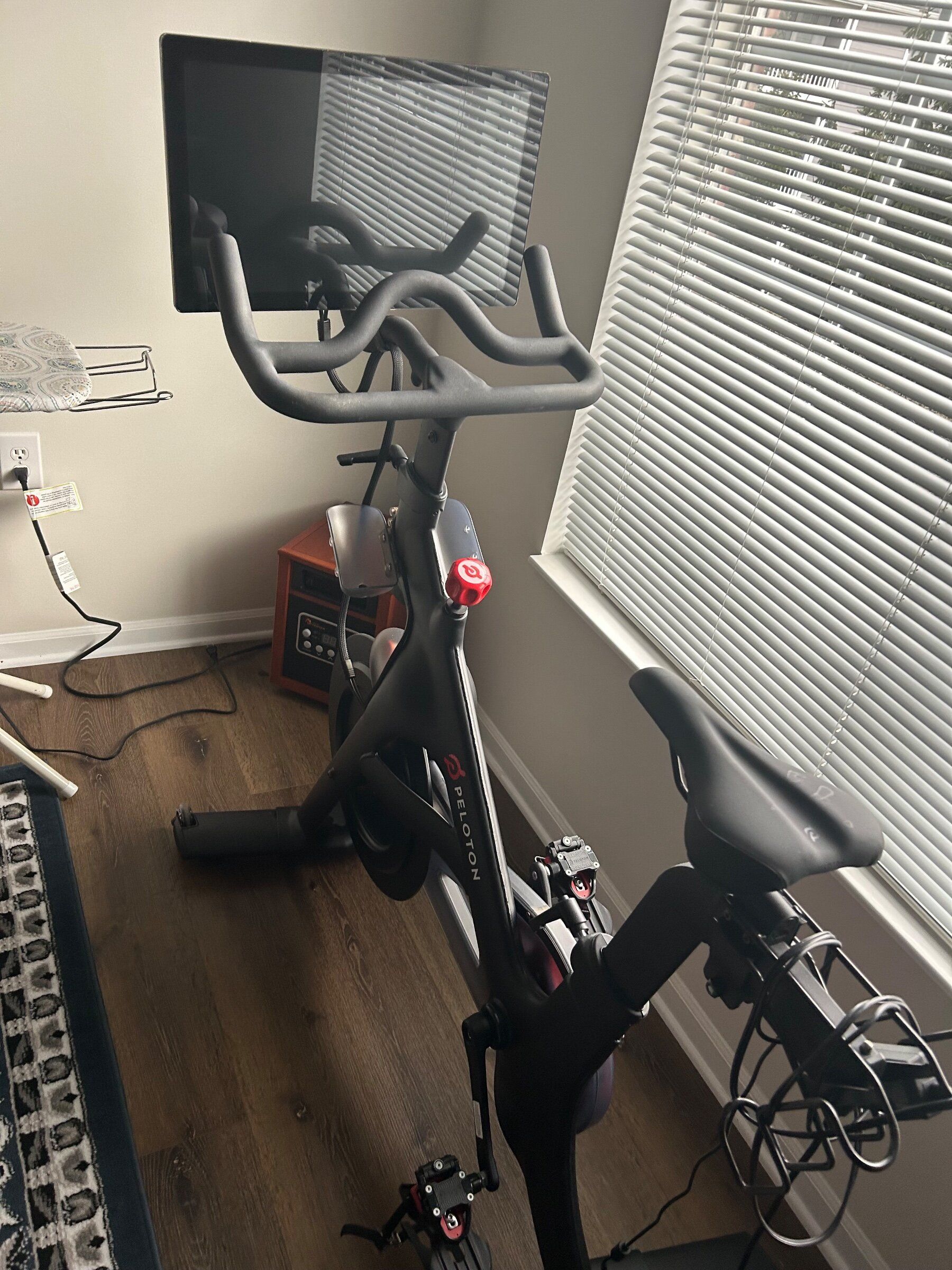 2022 Like New Peloton Bike Original with 11 Inch Screen - Crestwood, KY
