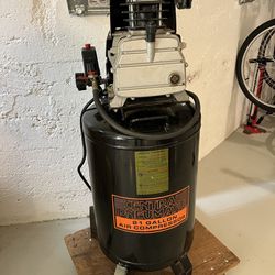 21 Gallon Air Compressor with Two Hoses and Regulator 
