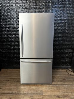 MORA BOTTOM FREEZER REFRIGERATOR w/WARRANTY! R2942A