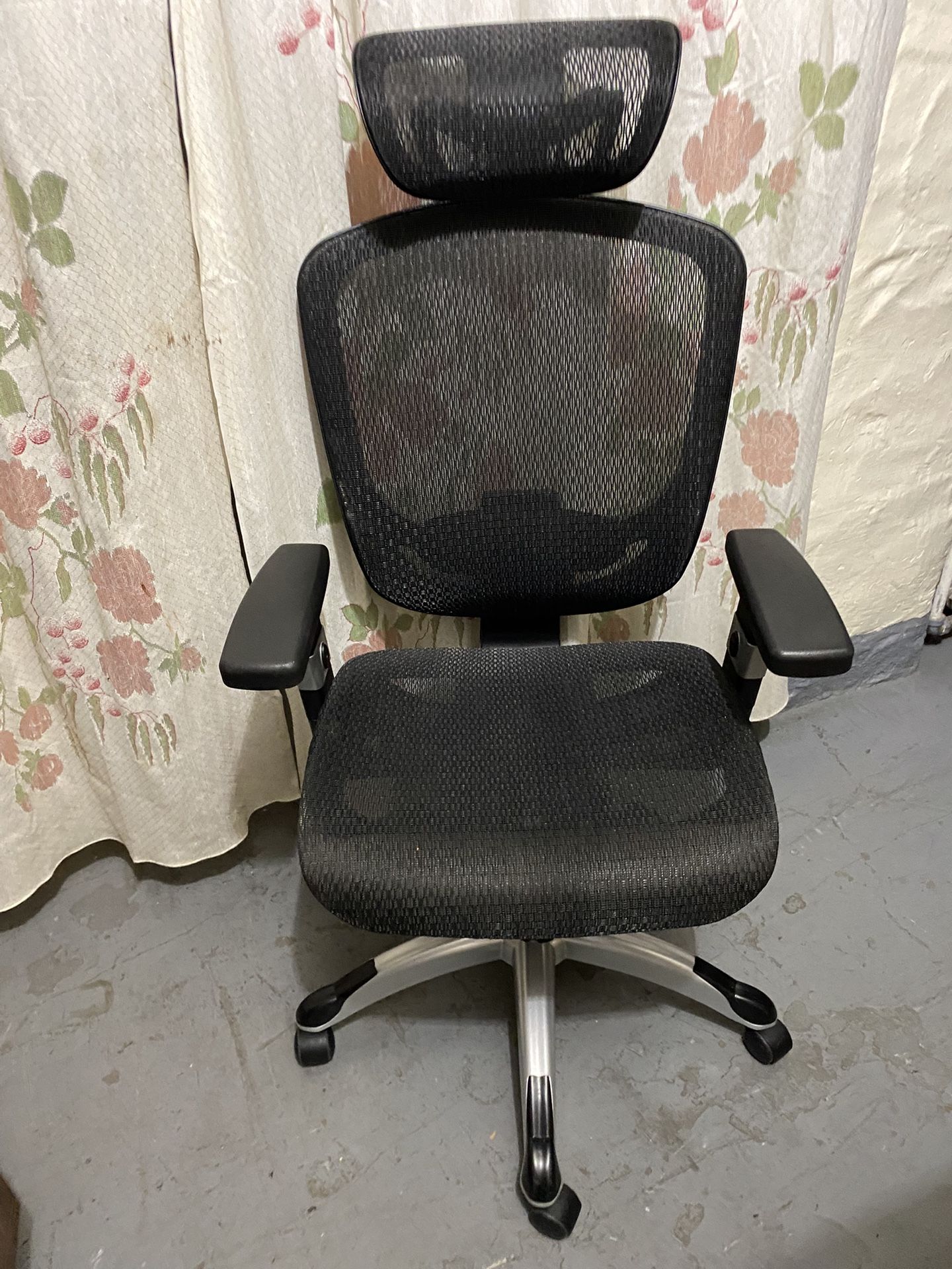 Staples Hyken Ergonomic Mesh Swivel Task Chair