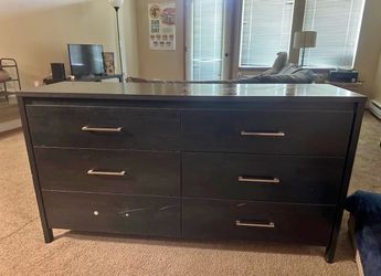 Dresser NOT MISSING HANDLE